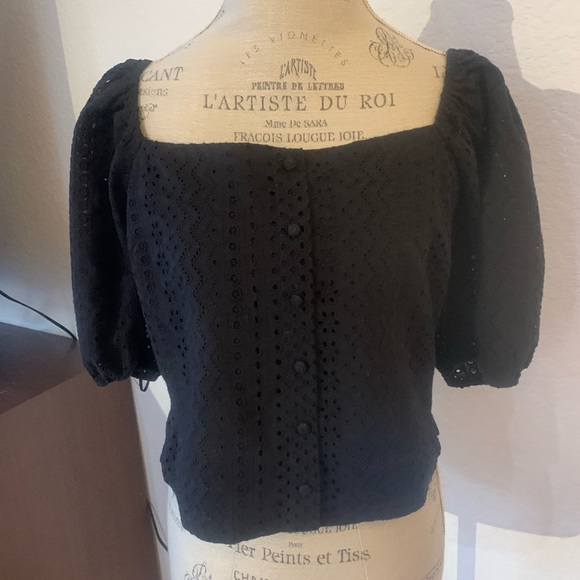 Woman black top - Picture 2 of 3